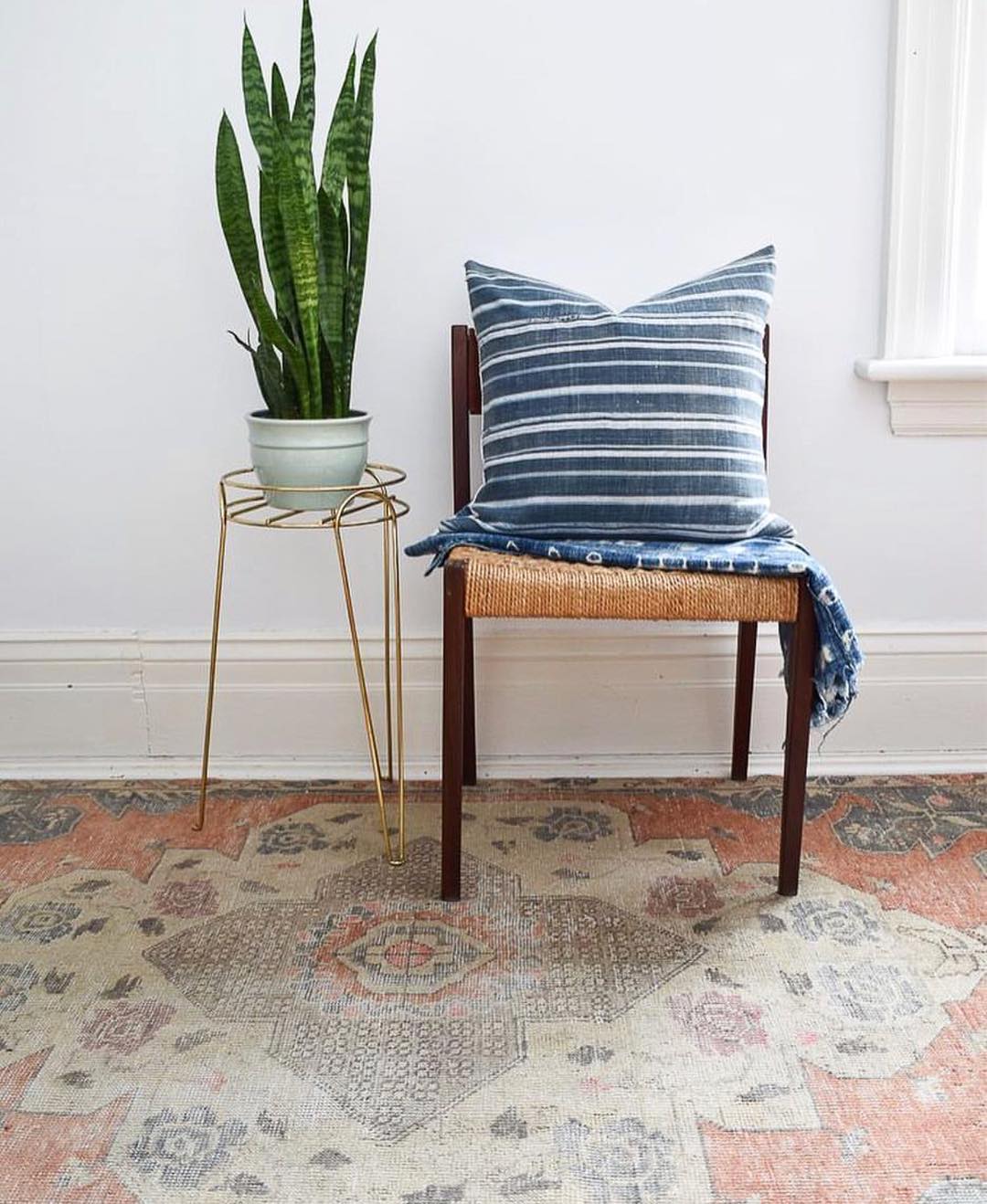 vintage rug kilim carpet decor chair plant vase house room home